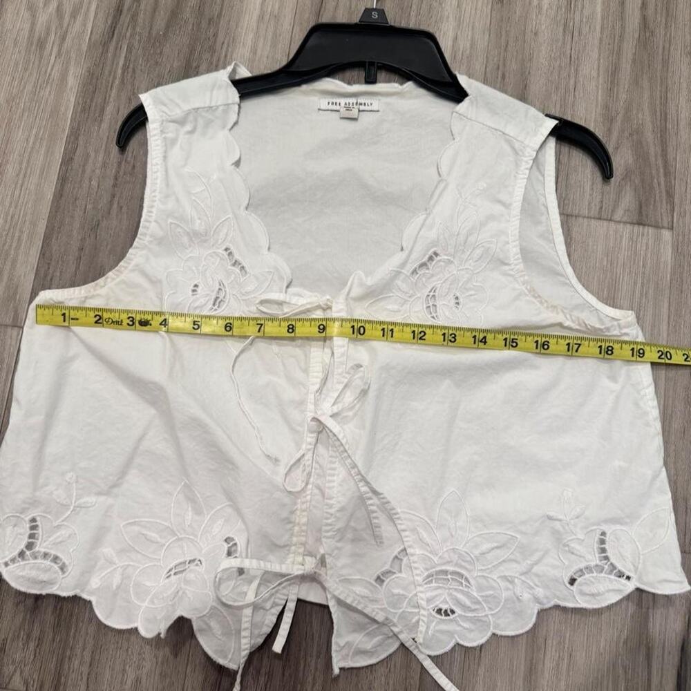Free assembly white top  with cut outs